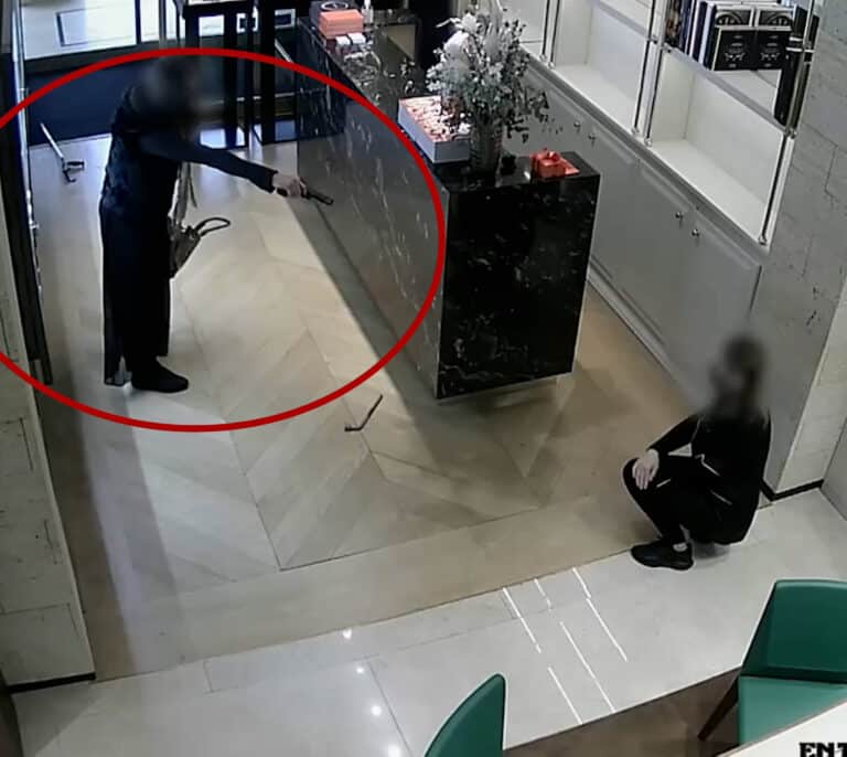 Un hombre disfrazado de anciana atraca una joyería en Barcelona
