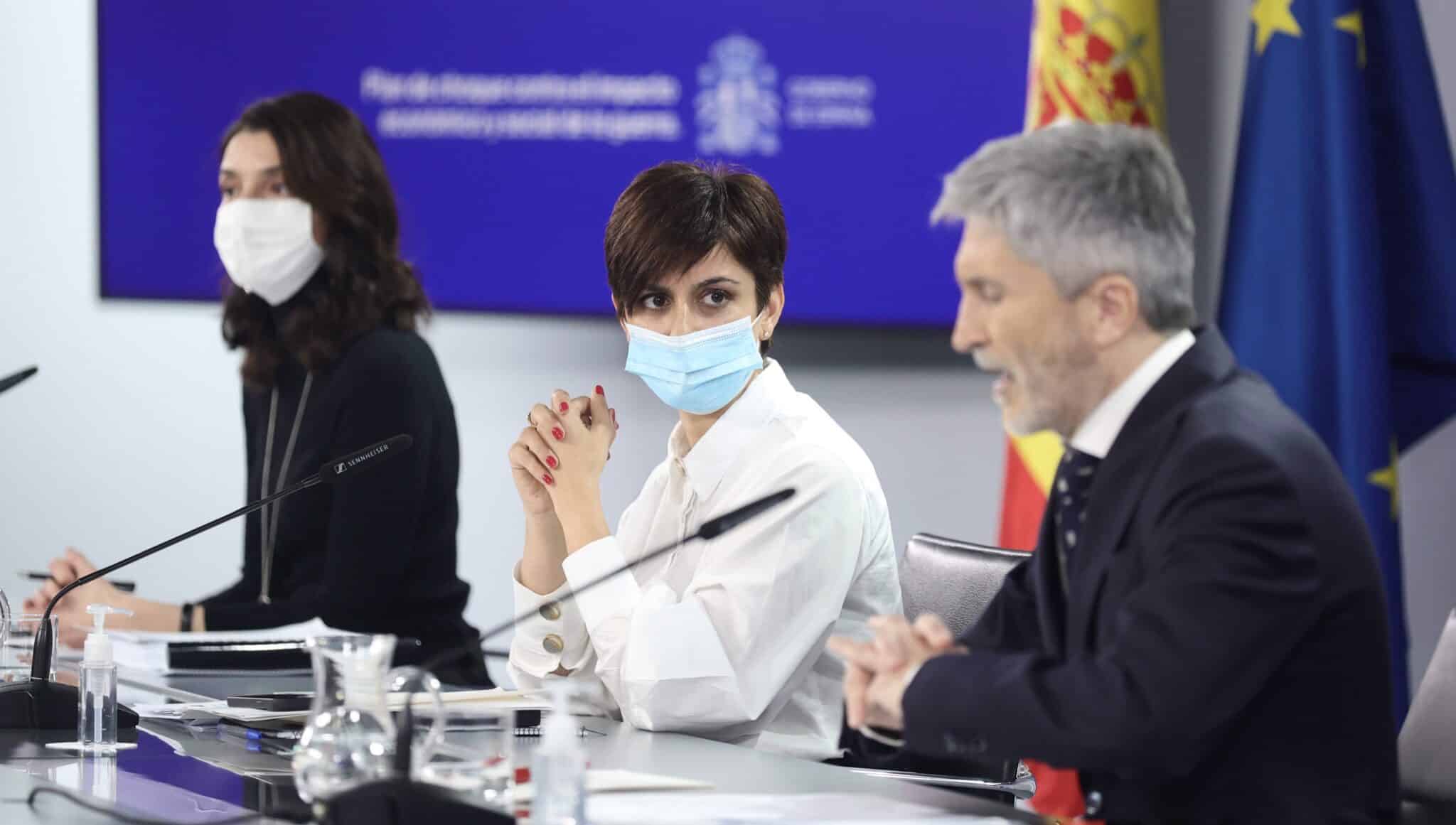 Pilar Llop, Isabel Rodríguez y Fernando Grande-Marlaska, c