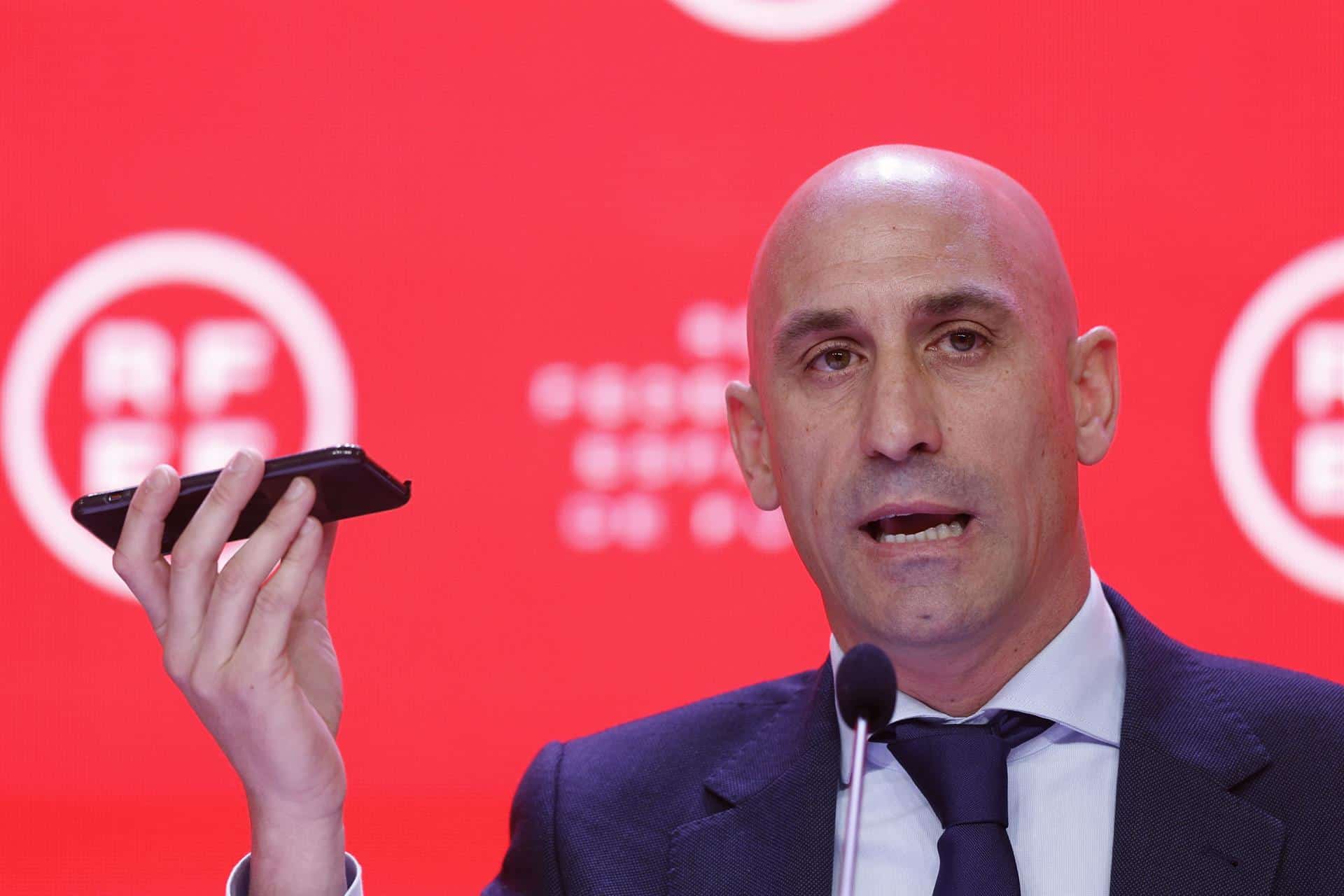 Luis Rubiales, durante la rueda de prensa en la que ha dado explicaciones sobre el polémico contrato de la Supercopa con Arabia Saudí y Gerard Piqué