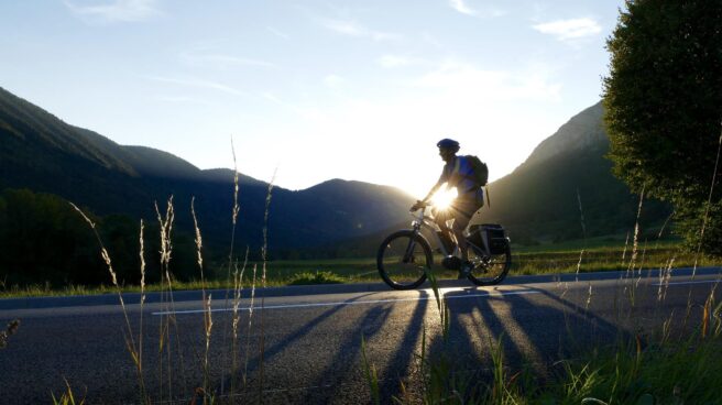 'España en E-Bike', la biblia del cicloturismo para todos los públicos Ciclista de ruta en bicicleta eléctrica