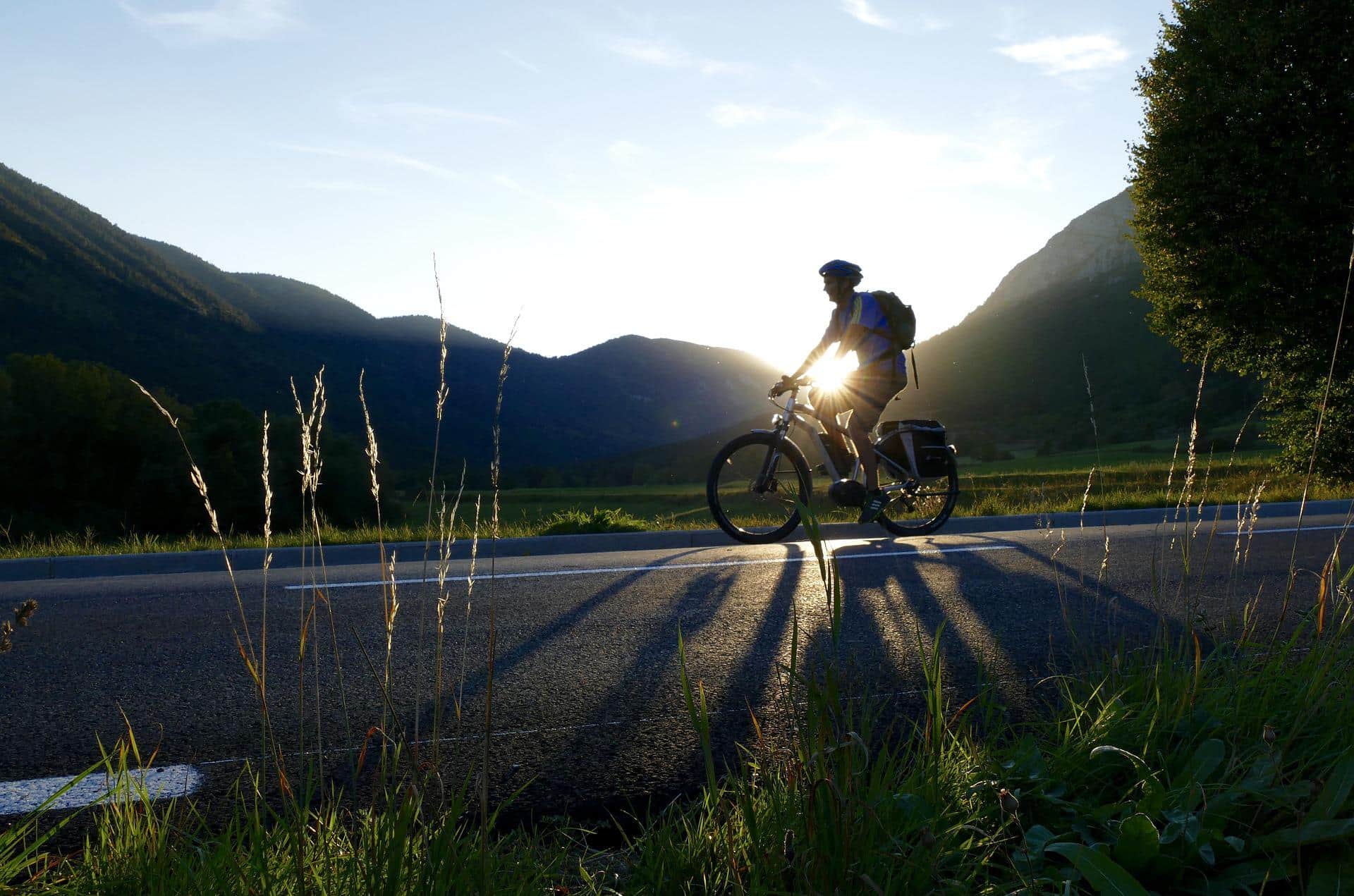 Ciclista de ruta en bicicleta eléctrica