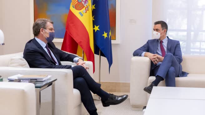 Sánchez recibe por primera vez al nuevo presidente del PP, Alberto Núñez Feijóo Alberto Núñez Feijóo y Pedro Sánchez, durante su reunión este jueves
