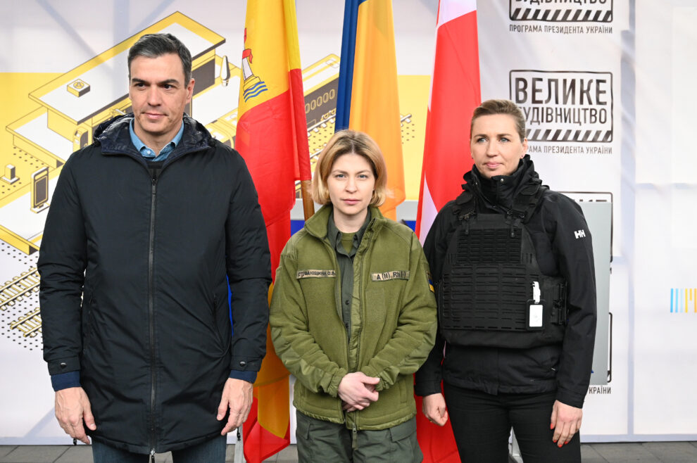 El presidente del Gobierno, Pedro Sánchez y la primera ministra de Dinamarca, Mette Frederiksen (d), posan a su llegada a Kiev para reunirse con el presidente de Ucrania