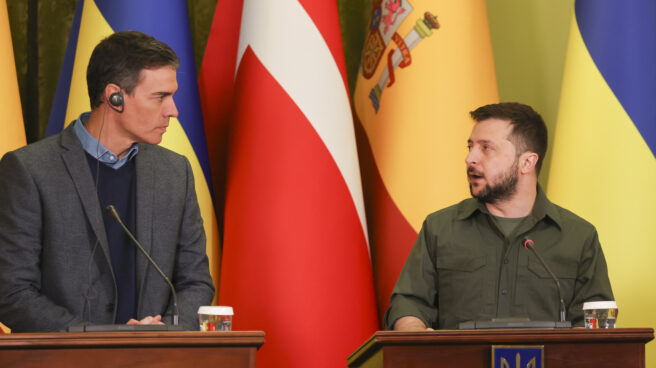 El presidente del Gobierno, Pedro Sánchez (i), y el presidente de Ucrania, Volodímir Zelenski