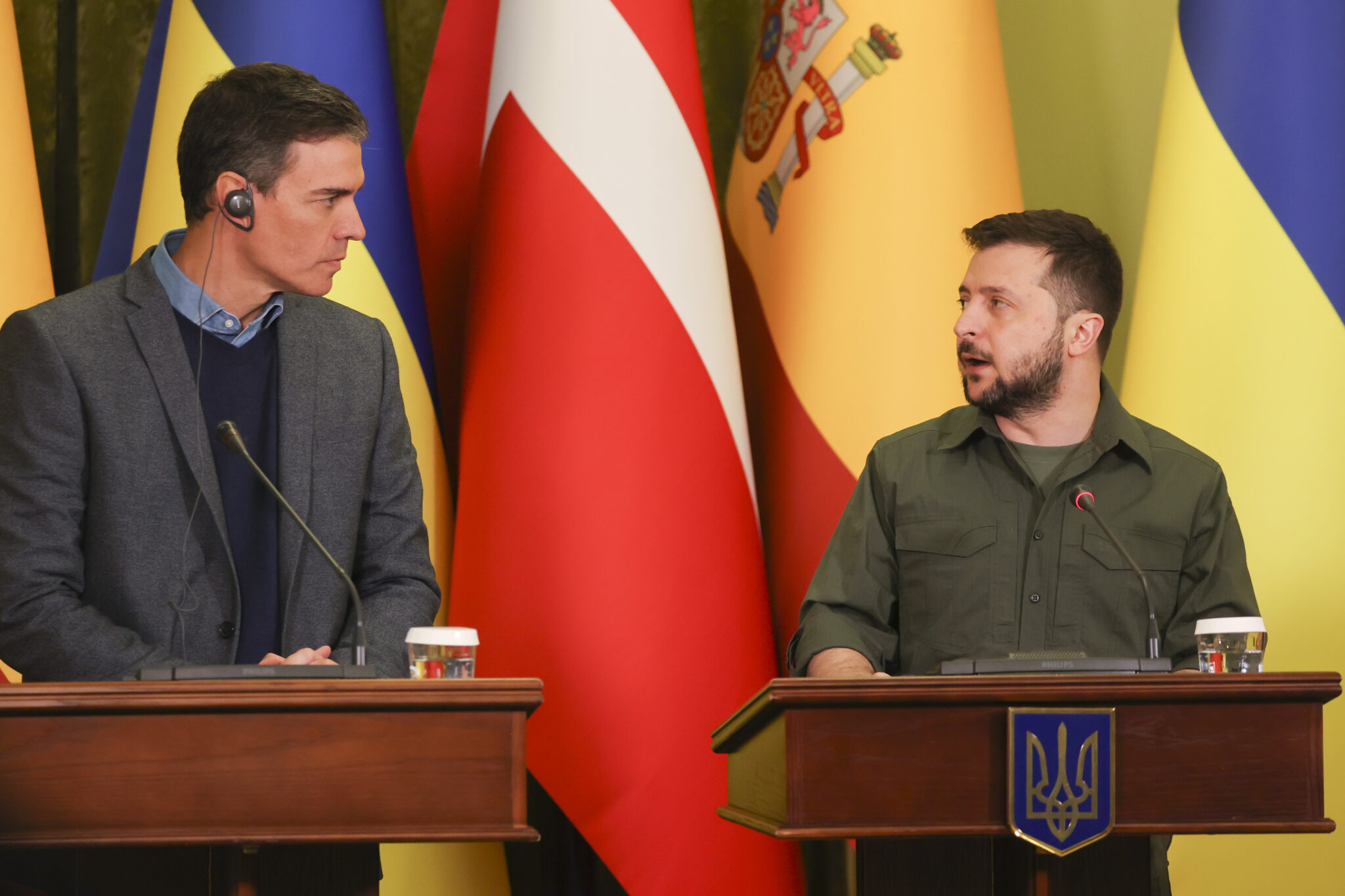 El presidente del Gobierno, Pedro Sánchez (i), y el presidente de Ucrania, Volodímir Zelenski