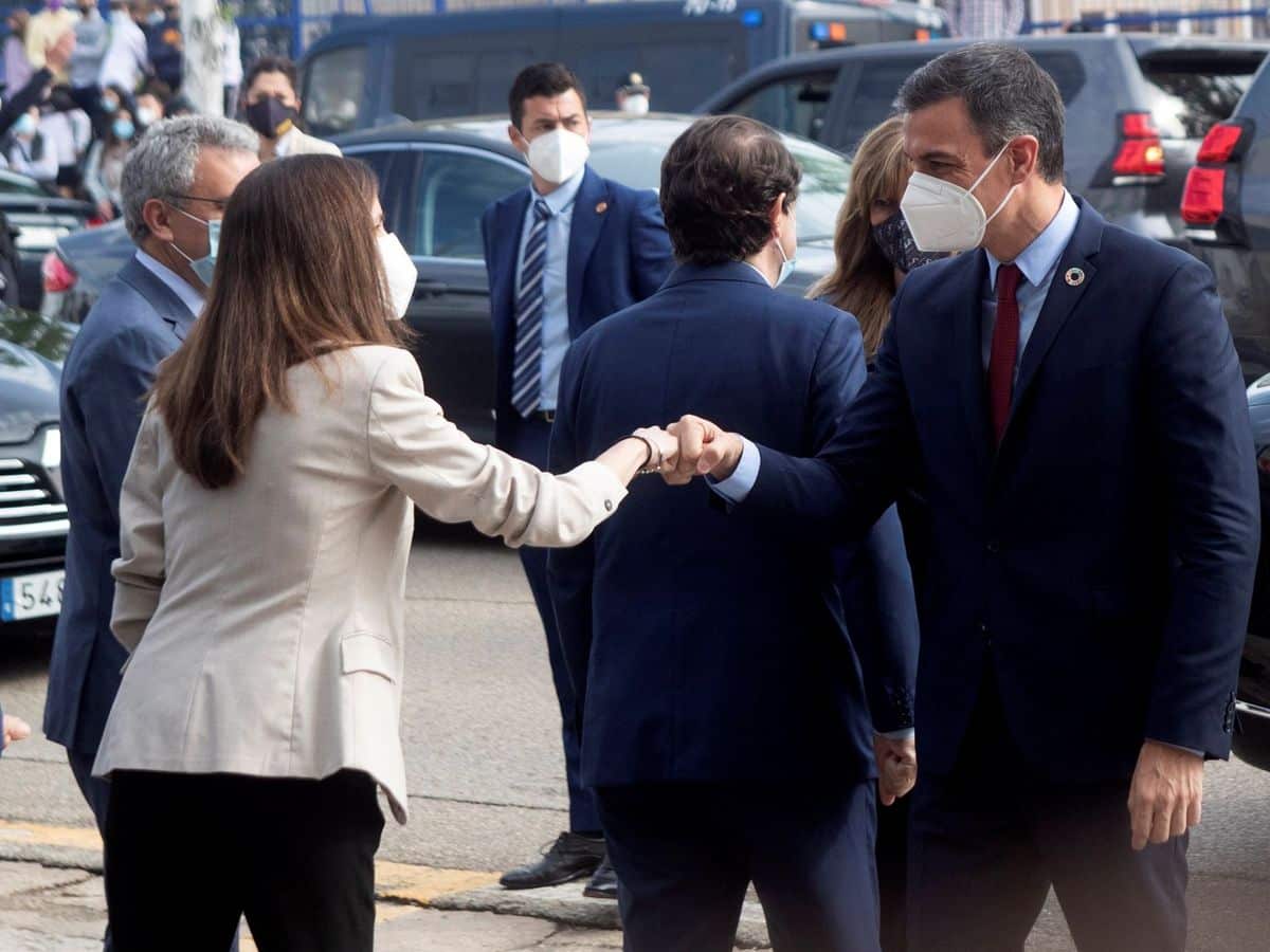 Pedro Sánchez e Ione Belarra se saludan en una imagen de archivo