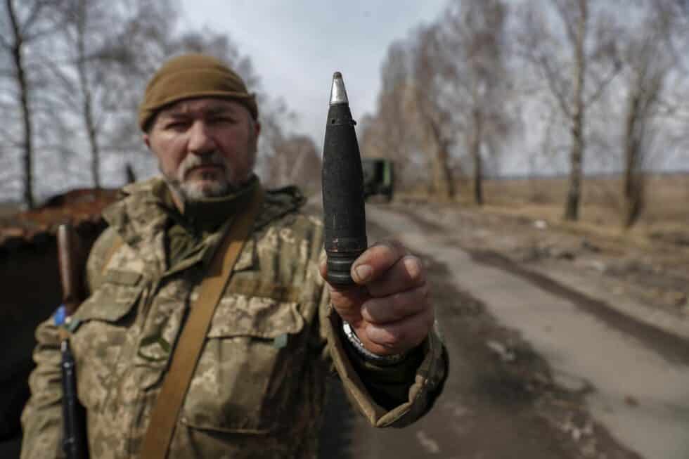 Un soldado ucraniano coge un misil en una zona de combate cerca de Kiev