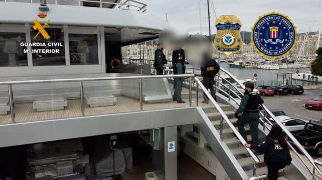 La Guardia Civil incauta en Mallorca el yate de un oligarca ruso reclamado por EEUU Momento del registro del 'Tango', yate propiedad del oligarca ruso Viktor Vekselberg