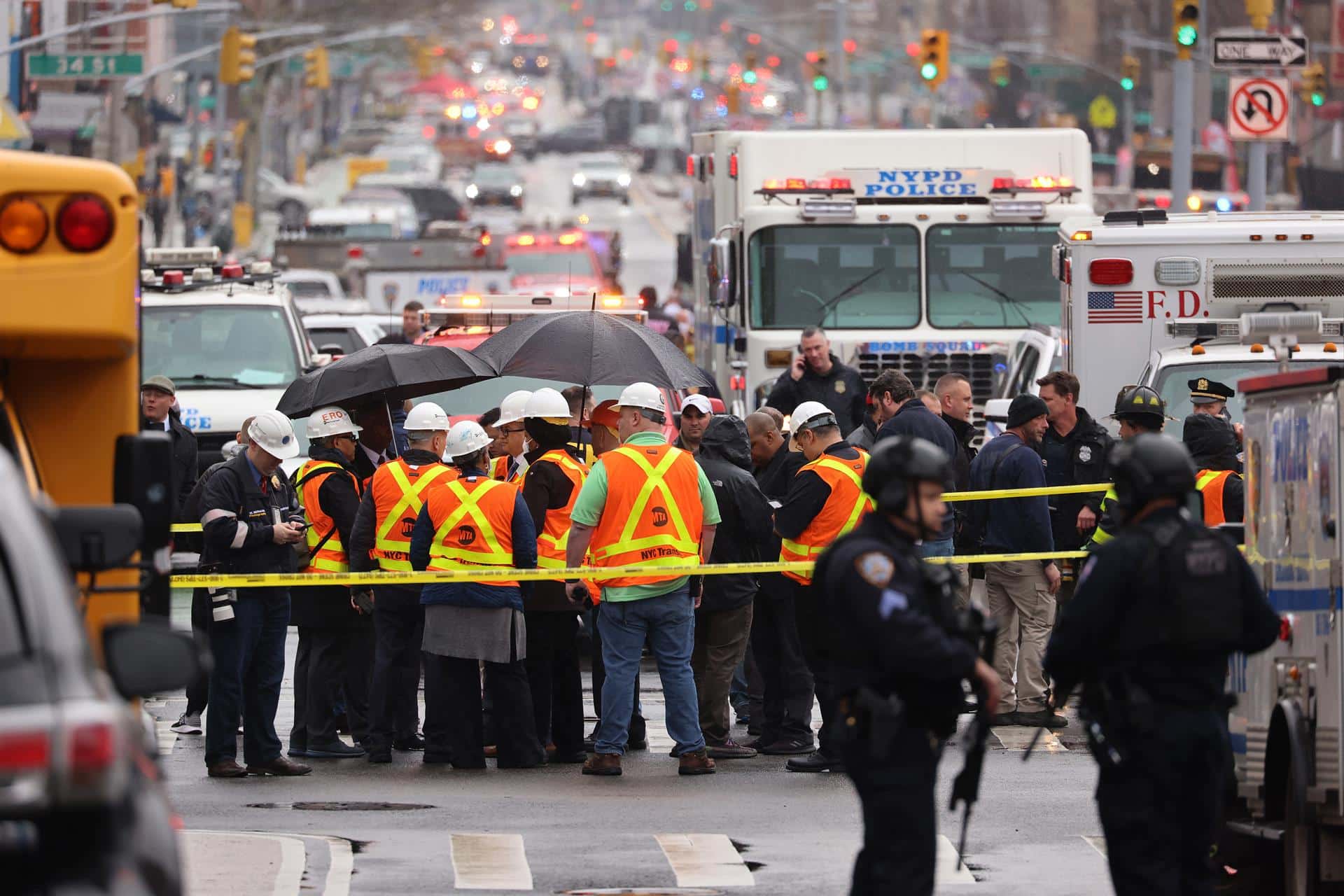 Policía y bomberos, en el lugar de los ataques en una estación de metro en Brooklyn.