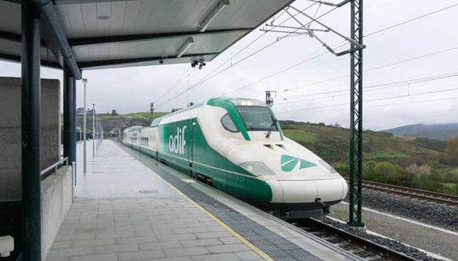 Un tren de Adif en una estación. Un tren de Adif en una estación.