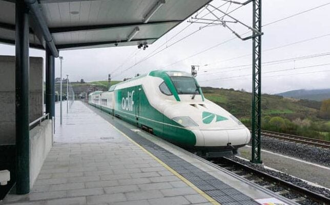 Un tren de Adif en una estación.