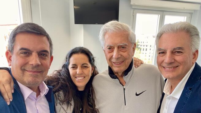 Mario Vargas Llosa, junto a su familia al salir del hospital.