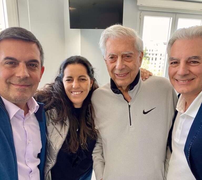 Vargas Llosa sale del hospital tras "vencer" al Covid, anuncia su familia