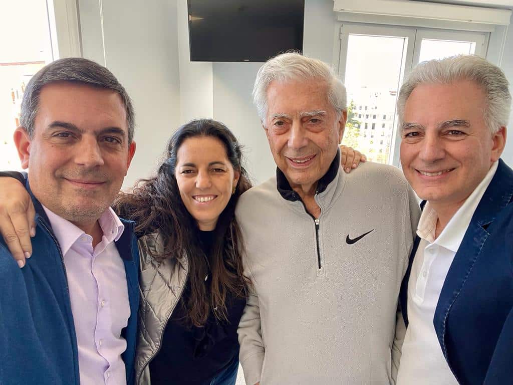 Mario Vargas Llosa, junto a su familia al salir del hospital.