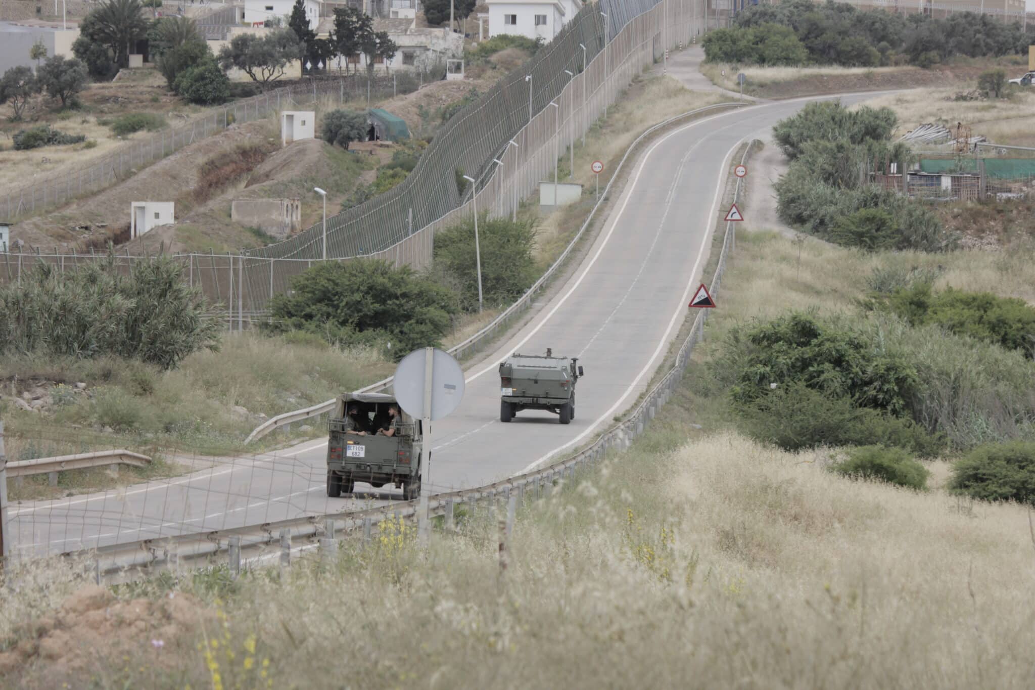 Vehículos del Ejército en la frontera de Melilla.