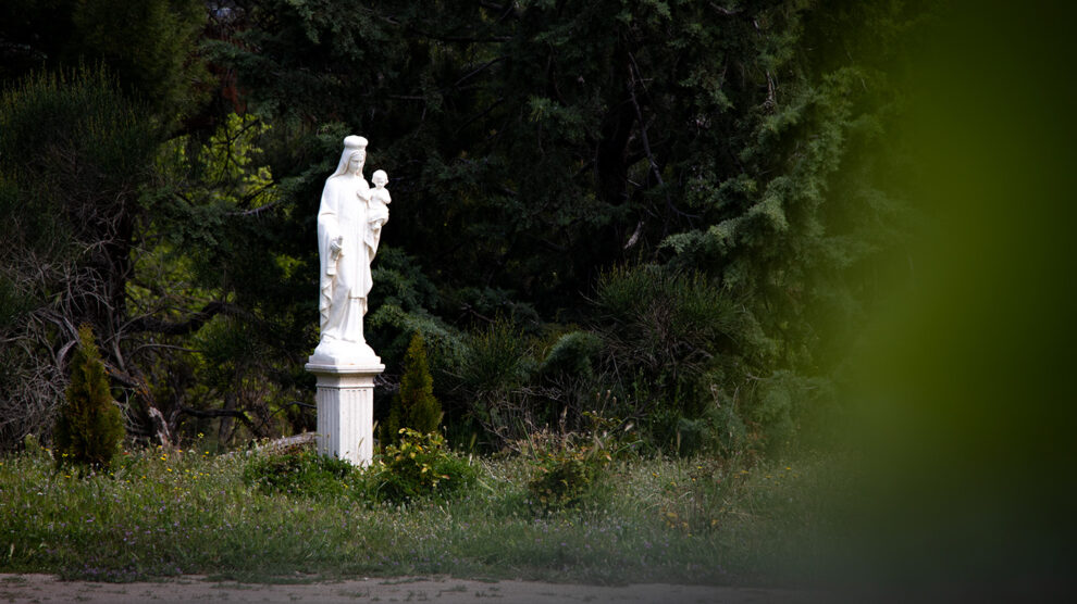 Escultura de la virgen en la entrada de la finca de los Heraldos del Evangelio