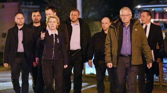 Ursula Von der Leyen, presidenta de la Comisión Europea, y Josep Borrell. Alto representante de la Unión para Asuntos Exteriores y Política de Seguridad, camino del tren rumbo a Kiev (Ucrania)