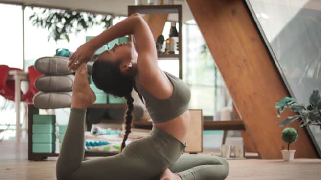 Yogui hace la postura de yoga del arco