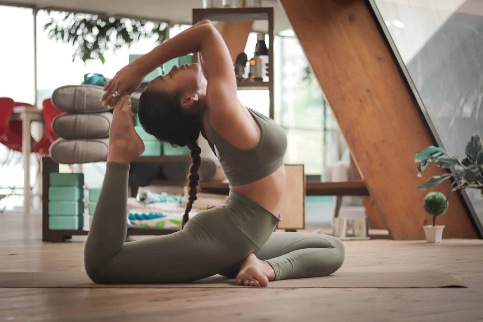 Yogui hace la postura de yoga del arco