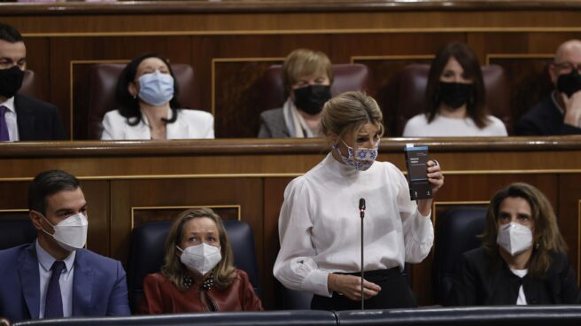 La vicepresidenta del Gobierno, Yolanda Díaz, interviene en su escaño del Congreso de los Diputados.