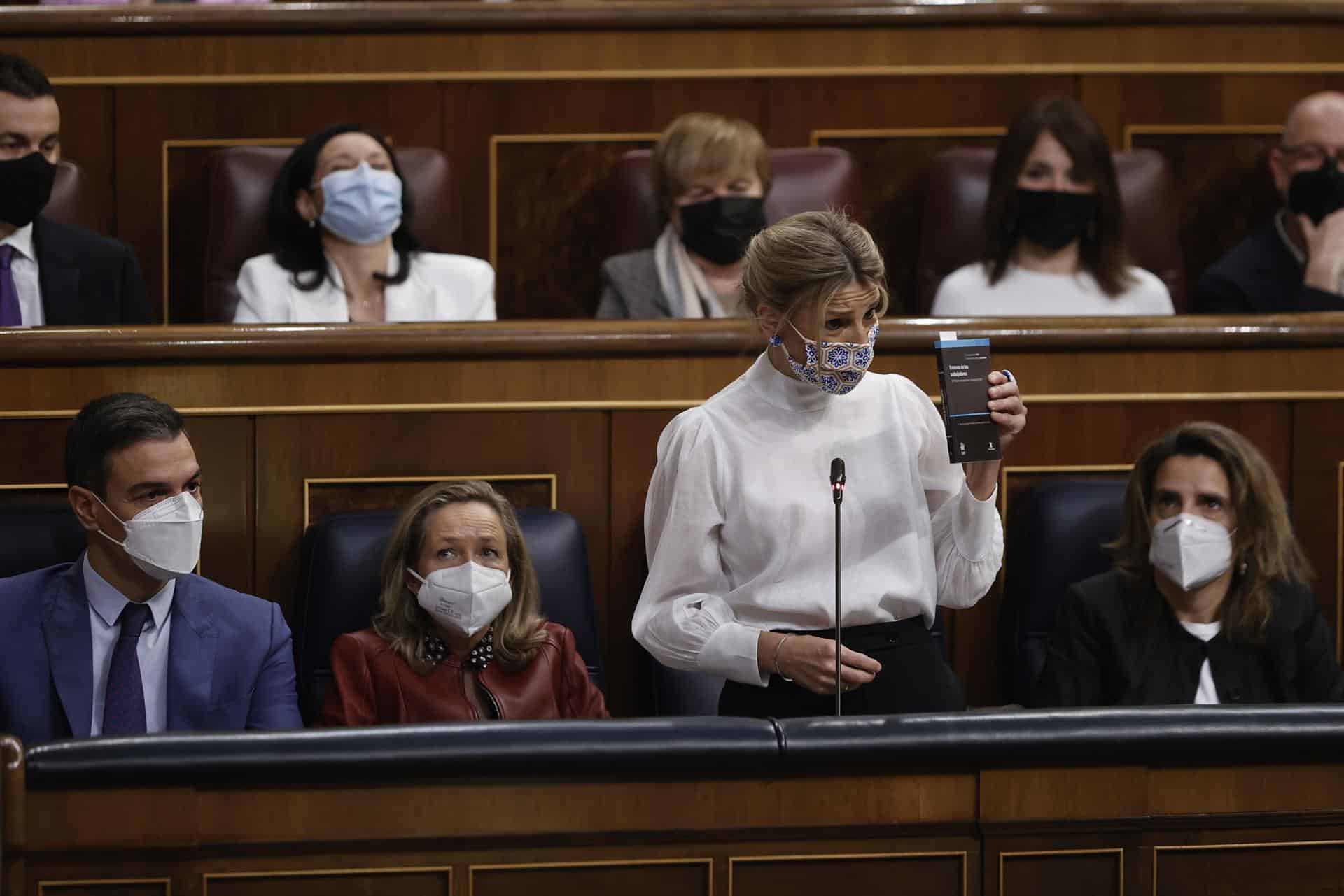 La vicepresidenta del Gobierno, Yolanda Díaz, interviene en su escaño del Congreso de los Diputados.