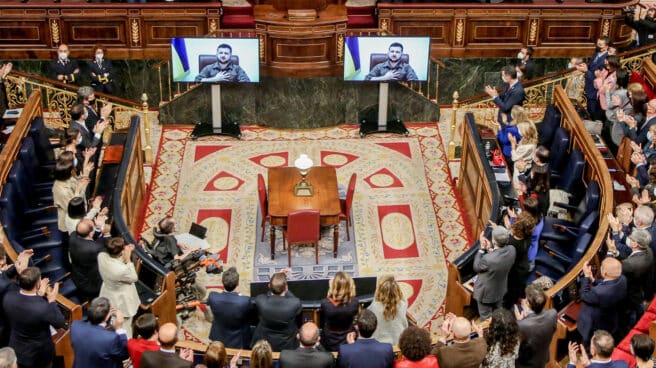 Dos diputados de Unidas Podemos se ausentaron del Congreso para no escuchar el discurso de Zelenski Diputados aplauden la intervención del presidente ucraniano, Volodimir Zelenski