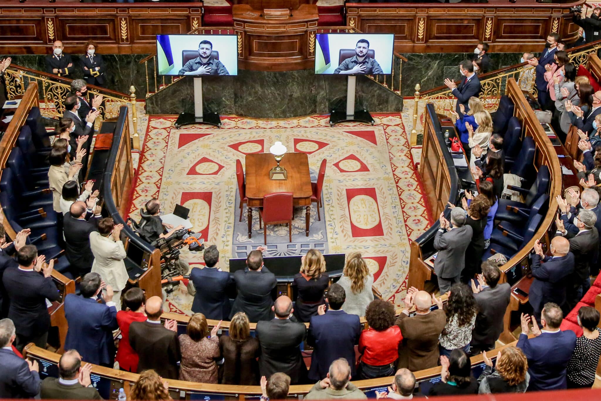 Diputados aplauden la intervención del presidente ucraniano, Volodimir Zelenski