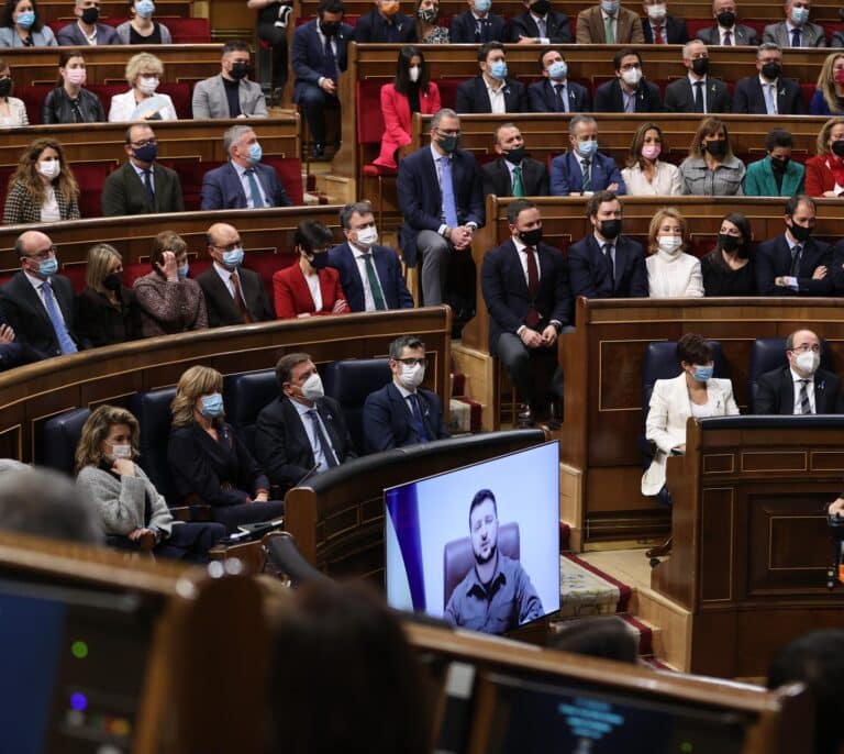El coordinador de IU en Madrid acusa a Zelenski de ser "un peligro para la paz" y "heredero de un golpe de estado"