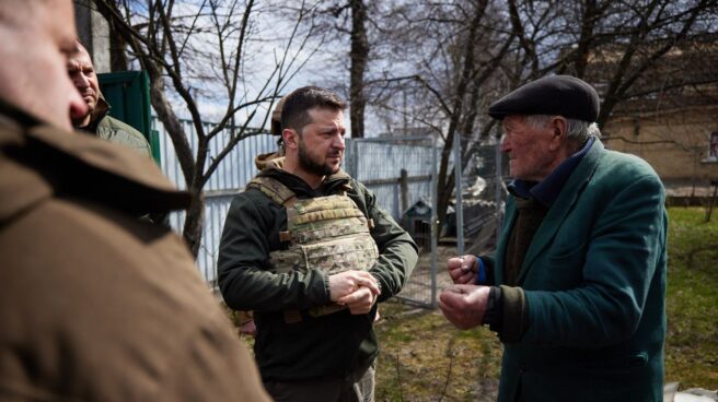 Volodimir Zelenski conversa con un vecino de Bucha tras la liberación de la ciudad. Volodimir Zelenski conversa con un vecino de Bucha tras la liberación de la ciudad.