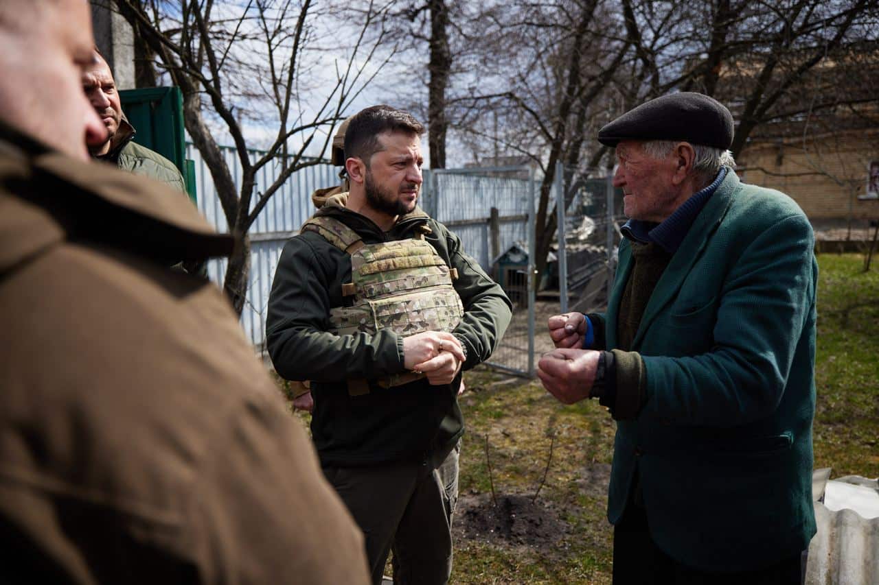 Volodimir Zelenski conversa con un vecino de Bucha tras la liberación de la ciudad.