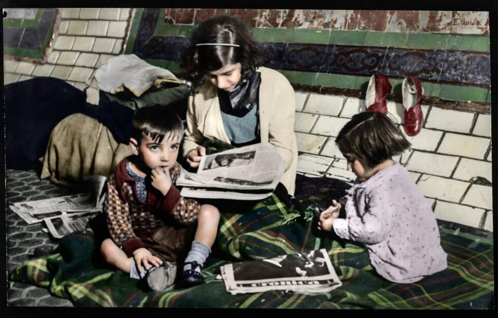 Niños refugiados en el metro de Madrid, 1936