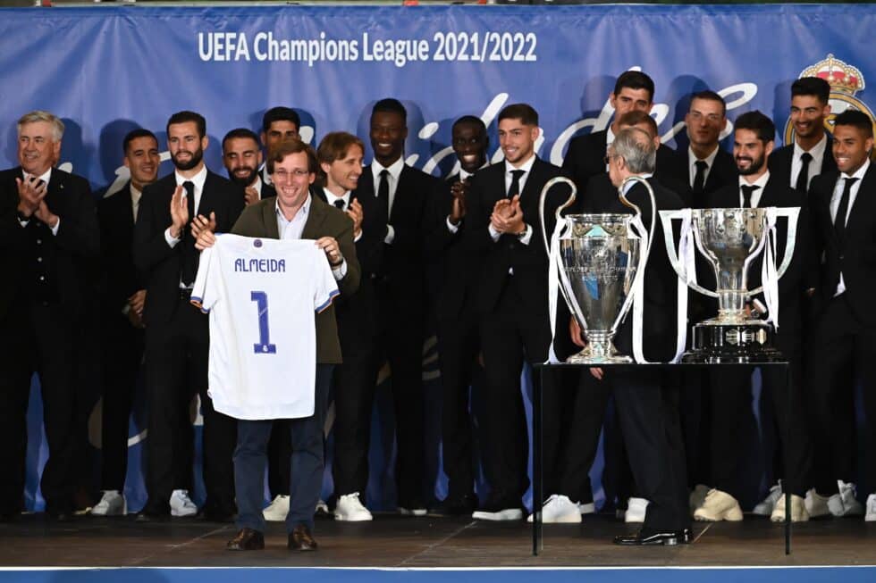 El alcalde de Madrid, José Luis Rodríguez Almeida, muestra la camiseta del Real Madrid que le ha entregado el capitán del equipo Marcelo