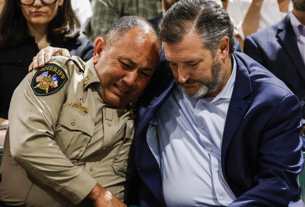 El 'sheriff' del condado de Uvalde llora desconsolado junto al senador de Texas Ted Cruz