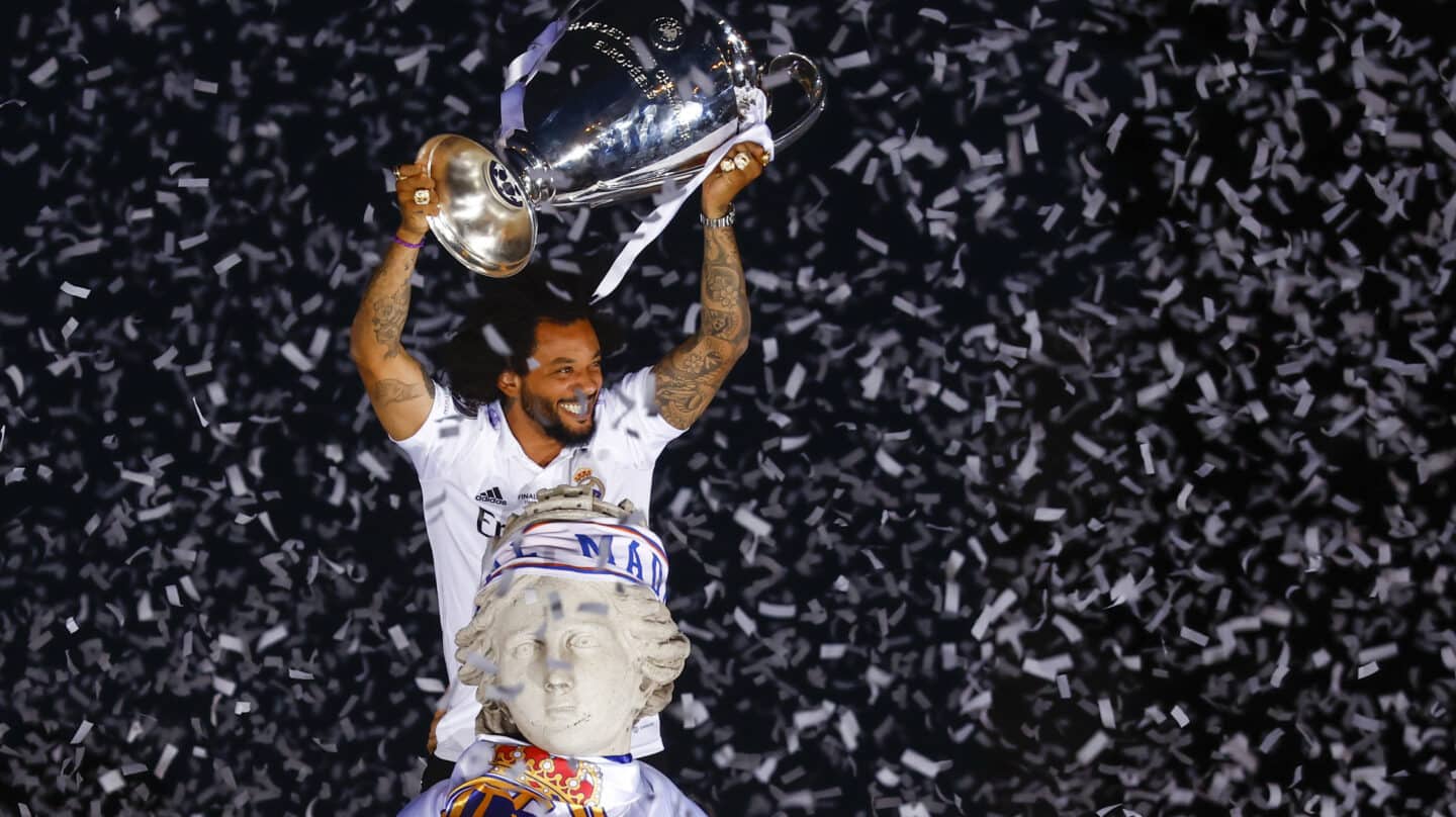 El capitán del Real Madrid Marcelo Vieira levanta la copa tras poner una bufanda a la diosa Cibeles durante la celebración con los aficionados de la victoria del equipo en la final de