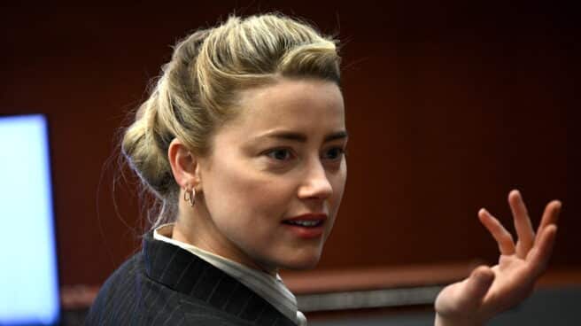 La actriz estadounidense Amber Heard hace gestos en la sala del tribunal del circuito del condado de Fairfax en Fairfax, Virginia