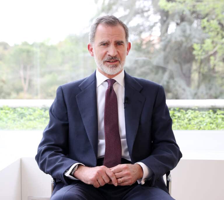 Felipe VI y el rey emérito acuerdan por teléfono verse en Madrid