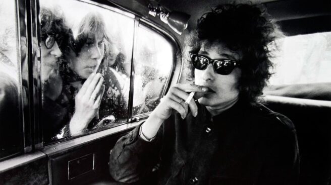 El tabaco que se fuma a la música Bob Dylan fumando en su coche. Londres, 1966