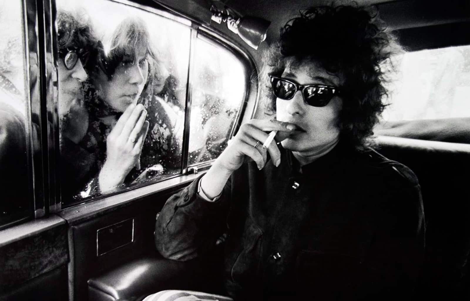 Bob Dylan fumando en su coche. Londres, 1966