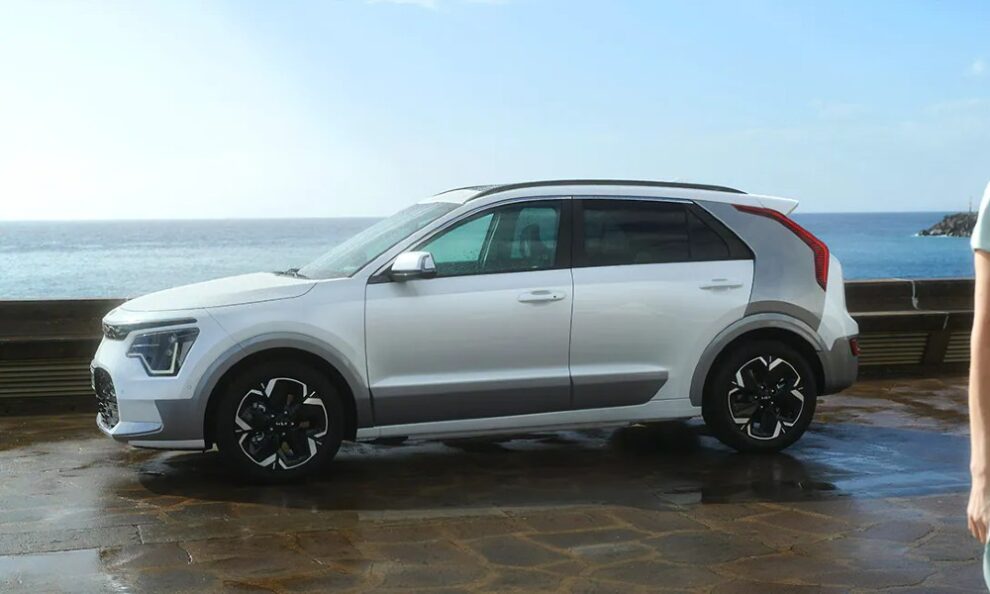 Kia Niro (HEV) Blanco aparcado frente al mar