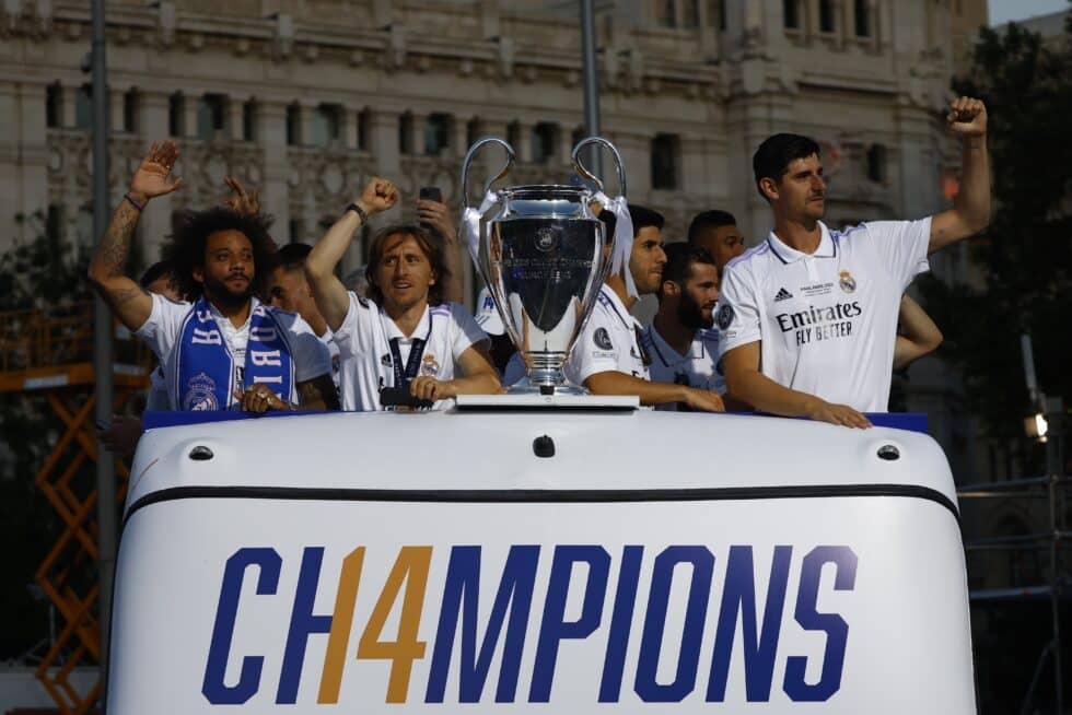 Los jugadores del Real Madrid a su llegada en autobús a la Plaza de Cibeles para celebrar con los aficionados su victoria en la final de la Liga de Campeones.