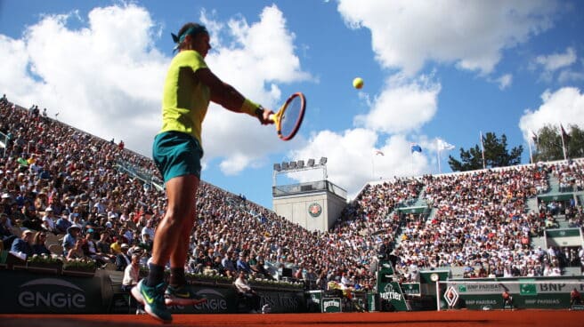 Rafael Nadal juega un revés en el partido de tercera ronda de Roland Garros en París.