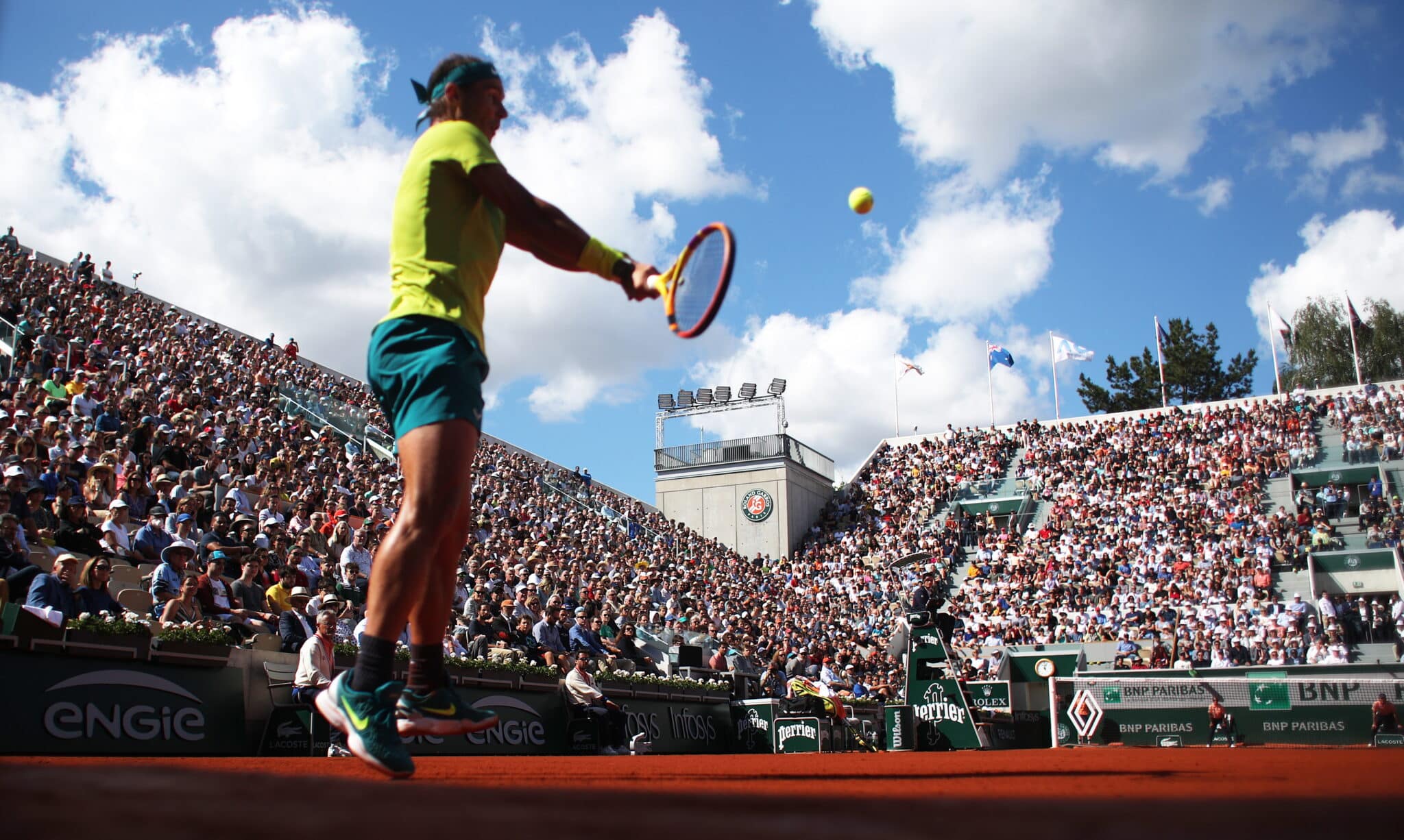 Rafael Nadal juega un revés en el partido de tercera ronda de Roland Garros en París.