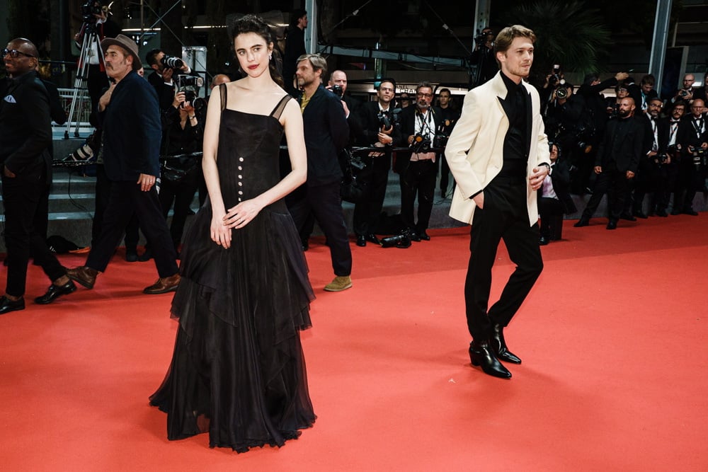 Margaret Qualley (L) y Joe Alwyn en la alfombra roja de la proyección de la película 'Stars at Noon'