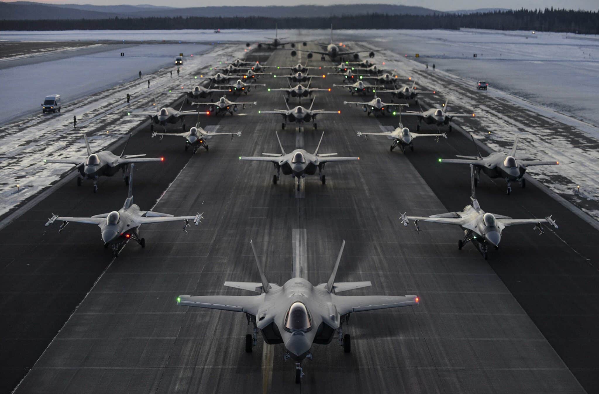 aviones en formación en un aeropuerto de alaska