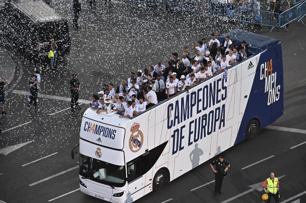Los jugadores del Real Madrid a su llegada en autobús a la Plaza de Cibeles para celebrar con los aficionados su victoria en la final de la Liga de Campeones.