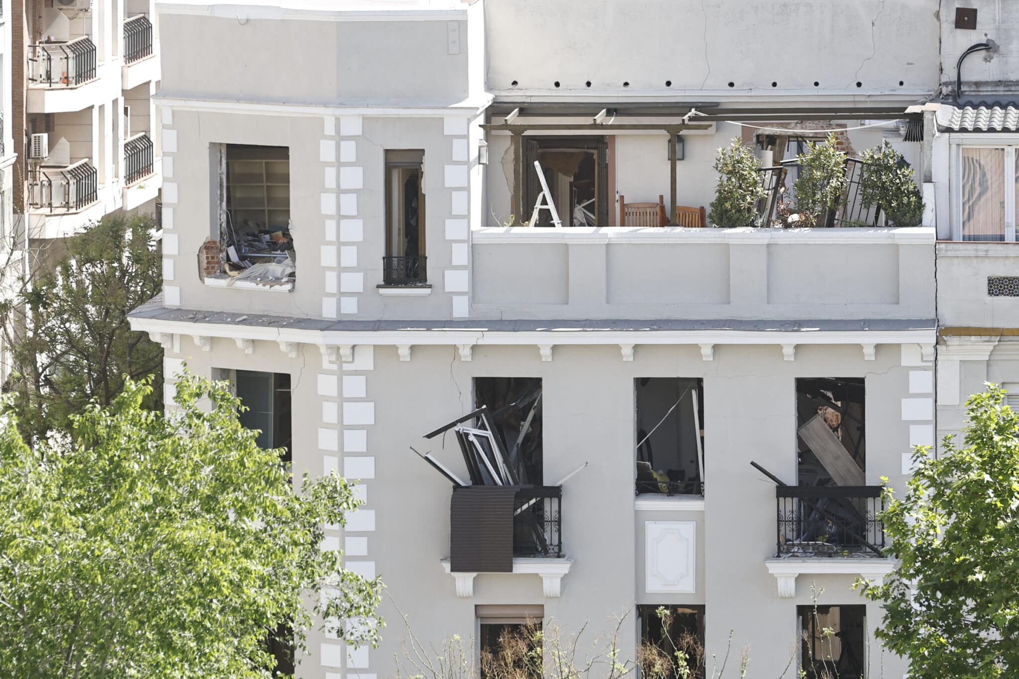 Un escape de gas es la principal hipótesis que se baraja sobre la causa de la explosión en el ático de un edificio del barrio de Salamanca de Madrid