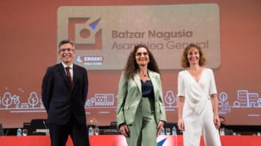 Markaide cede el testigo a Rosa Carabel, la primera mujer que presidirá el Grupo Eroski