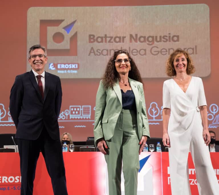 Markaide cede el testigo a Rosa Carabel, la primera mujer que presidirá el Grupo Eroski