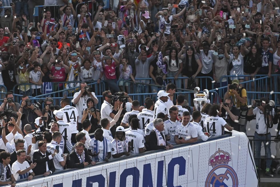 Los jugadores del Real Madrid a su llegada en autobús a la Plaza de Cibeles