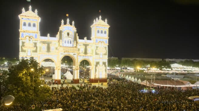 FERIA DE ABRIL Miles de personas asisten al tradicional "Alumbrao" de las miles de bombillas de la Puerta de la Feria de Abril
